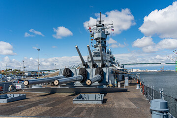 アメリカ　ロサンゼルスにある青空と記念艦の戦艦アイオワ/Blue sky and the...