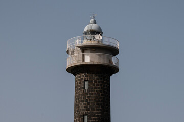 orre del faro de Punta Cumplida rodeada de vegetación, isla de La Palma