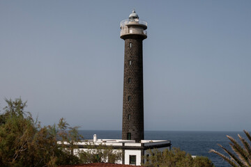 orre del faro de Punta Cumplida rodeada de vegetación, isla de La Palma