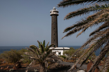 orre del faro de Punta Cumplida rodeada de vegetación, isla de La Palma