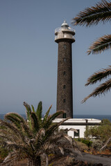 orre del faro de Punta Cumplida rodeada de vegetación, isla de La Palma