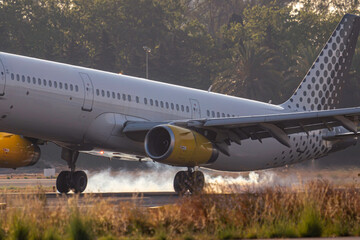 Avión aterrizando con humo en el tren de aterrizaje