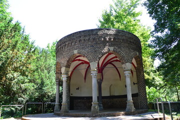 ein kleiner Pavillon im Schloßpark
