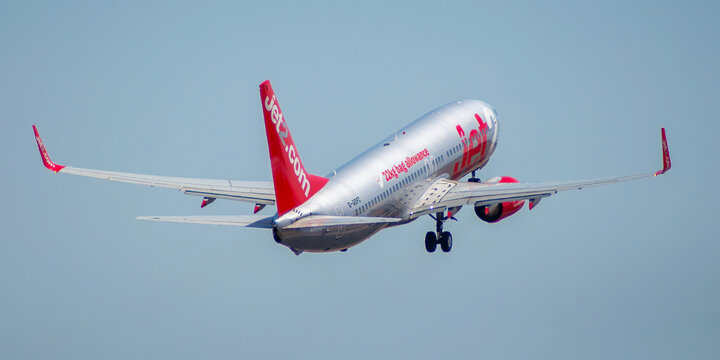 Avi&oacute;n de l&iacute;nea Boeing 737 de la aerol&iacute;nea Jet2 despegando del aeropuerto de Alicante, El Altet, con matr&iacute;cula G-GDFC.