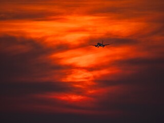 Flugzeug im Landeanflug im Sonnenuntergang
