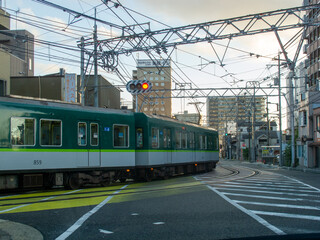 横を走る車から見える路面電車が走る道路と街並みの風景