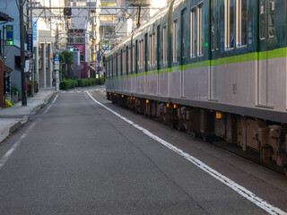 横を走る車から見える路面電車が走る道路と街並みの風景