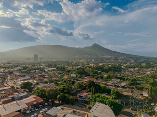 Fotografía del pueblo de Antiguo Cuscatlán en El Salvador  con el fondo del volcan de san salvador el boqueron