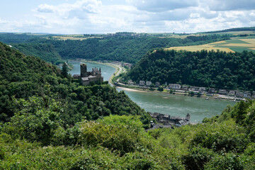 Der Rhein bei St. Goarshausen mit Loreley und Burg Katz im Welterbe Oberes Mittelrheintal - Stockfoto