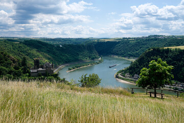 Der Rhein bei St. Goarshausen mit Loreley und Burg Katz im Welterbe Oberes Mittelrheintal - Stockfoto