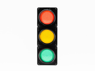 Semáforo con los colores rojo, amarillo y verde, aislado en blanco
