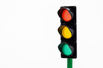 Semáforo con los colores rojo, amarillo y verde, aislado en blanco