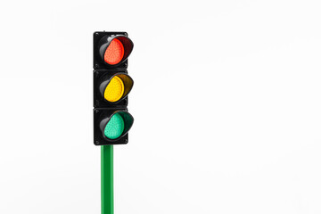 Semáforo con los colores rojo, amarillo y verde, aislado en blanco