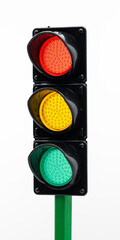 Semáforo con los colores rojo, amarillo y verde, aislado en blanco