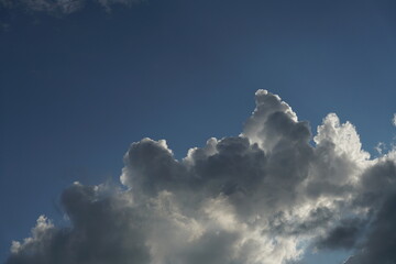 Sonnig erleuchteter Himmel mit Wolken und blauem Himmel