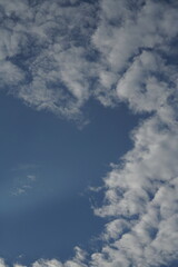 Obraz premium Sonnig erleuchteter Himmel mit Wolken und blauem Himmel