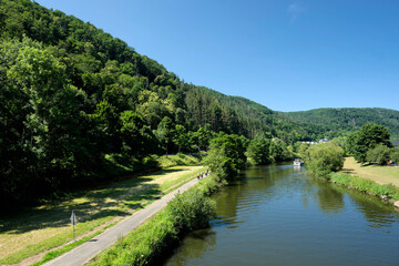 Die Lahn bei Miellen mit Motoryacht und Radfahrern auf Radweg - Stockfoto