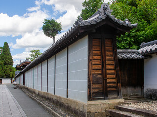 京都の観光客が少ない落ち着いた寺院の相国寺の境内の風景