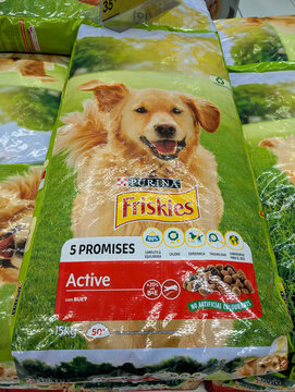 Large bag of Purina Friskies Active dog food in supermarket. Pet supplies, health, welfare and care, animal nutrition, enriched dry feed, retail,  product display, grocery store, consumer goods. 