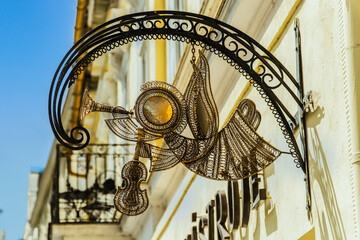 Handgeschmiedetes Schild mit Instrumentenmotiv einer Musikalienhandlung, Kulturhauptstadt 2026, Trenčín, Slowakei