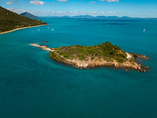 Obraz premium Aerial Drone View of Tropical Queensland Beach, Ocean Waves, Island Coastline and Shoreline – Scenic Coastal Landscape, Clear Blue Water, Australia Nature, Travel, Tourism, QLD 