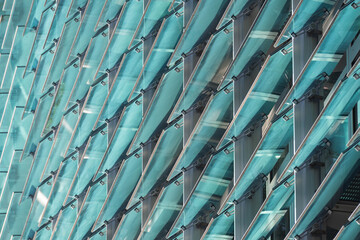 Jeu de reflets – Gros plan abstrait sur une façade en verre
