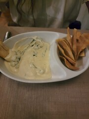 formaggio, queso fundido con salsa blanca alcachofa espinaca parmesano y pan de ajo rostizado