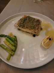 branzino picatta, pescado con alcaparras mantequilla limón y perejil acompañado de espárragos