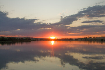 Fototapeta premium A body of water with a sunset