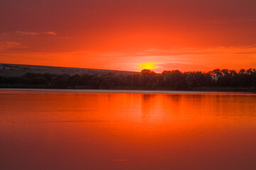 Obraz premium A body of water with trees in the background