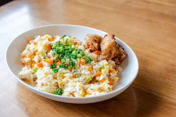Fried Rice with Fried Chicken on White Plate / 白い皿に盛り付けたチャーハンと唐揚げの昼食
