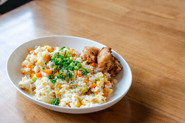 Fried Rice with Fried Chicken on White Plate / 白い皿に盛り付けたチャーハンと唐揚げの昼食
