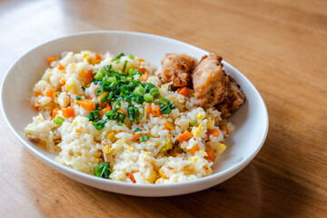 Fried Rice with Fried Chicken on White Plate / 白い皿に盛り付けたチャーハンと唐揚げの昼食
