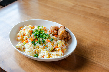 Fried Rice with Fried Chicken on White Plate / 白い皿に盛り付けたチャーハンと唐揚げの昼食
