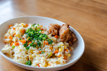 Fried Rice with Fried Chicken on White Plate / 白い皿に盛り付けたチャーハンと唐揚げの昼食
