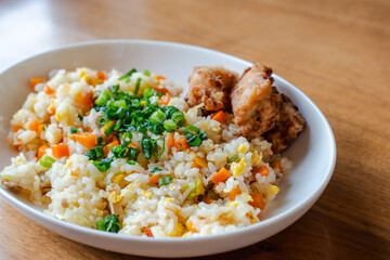Fried Rice with Fried Chicken on White Plate / 白い皿に盛り付けたチャーハンと唐揚げの昼食

