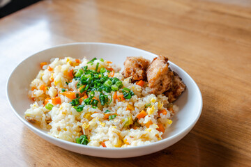 Fried Rice with Fried Chicken on White Plate / 白い皿に盛り付けたチャーハンと唐揚げの昼食
