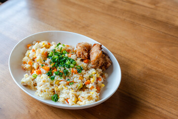 Fried Rice with Fried Chicken on White Plate / 白い皿に盛り付けたチャーハンと唐揚げの昼食

