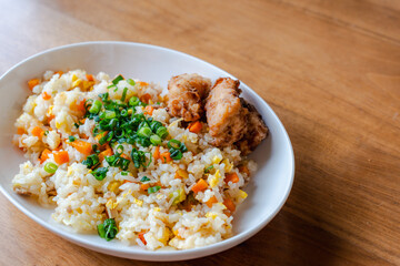 Fried Rice with Fried Chicken on White Plate / 白い皿に盛り付けたチャーハンと唐揚げの昼食

