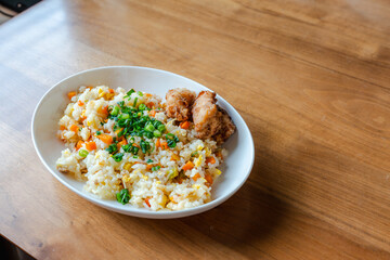 Fried Rice with Fried Chicken on White Plate / 白い皿に盛り付けたチャーハンと唐揚げの昼食
