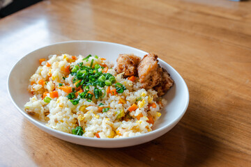 Fried Rice with Fried Chicken on White Plate / 白い皿に盛り付けたチャーハンと唐揚げの昼食
