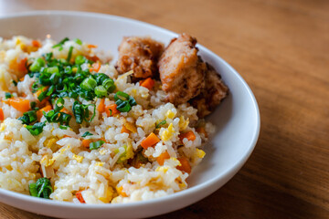 Fried Rice with Fried Chicken on White Plate / 白い皿に盛り付けたチャーハンと唐揚げの昼食
