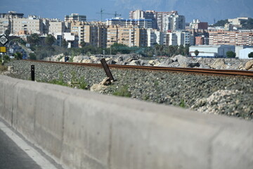 nasyp kolejowy kamienie tory kolejowe miasto w tle © Miroslaw