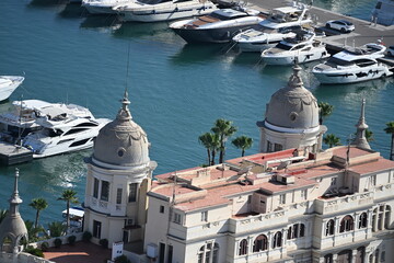 port marina Alicante widziana z gory sw barbary z gory nowoczesne jachty kolonialna zabudowa piekne i bogate
