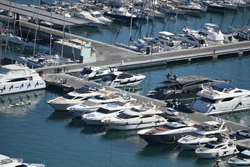 port marina Alicante widziana z gory sw barbary z gory nowoczesne jachty kolonialna zabudowa piekne i bogate