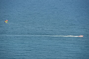 motorówka pędząca po niebieskim morzu © Miroslaw