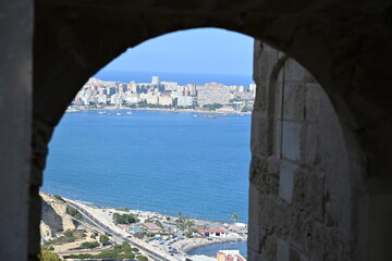 malowniczy widok z zamku barbry w Alicante na morze i zieleń © Miroslaw
