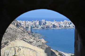 malowniczy widok z zamku barbry w Alicante na morze i zieleń © Miroslaw