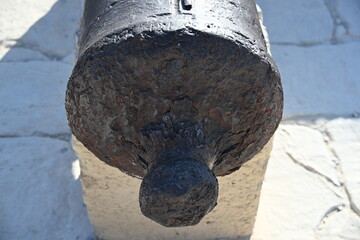 Naklejka premium antyczna żeliwna armata patrzy na miasto z zamku sw barbary w Alicante