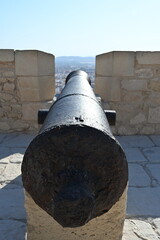 Naklejka premium antyczna żeliwna armata patrzy na miasto z zamku sw barbary w Alicante